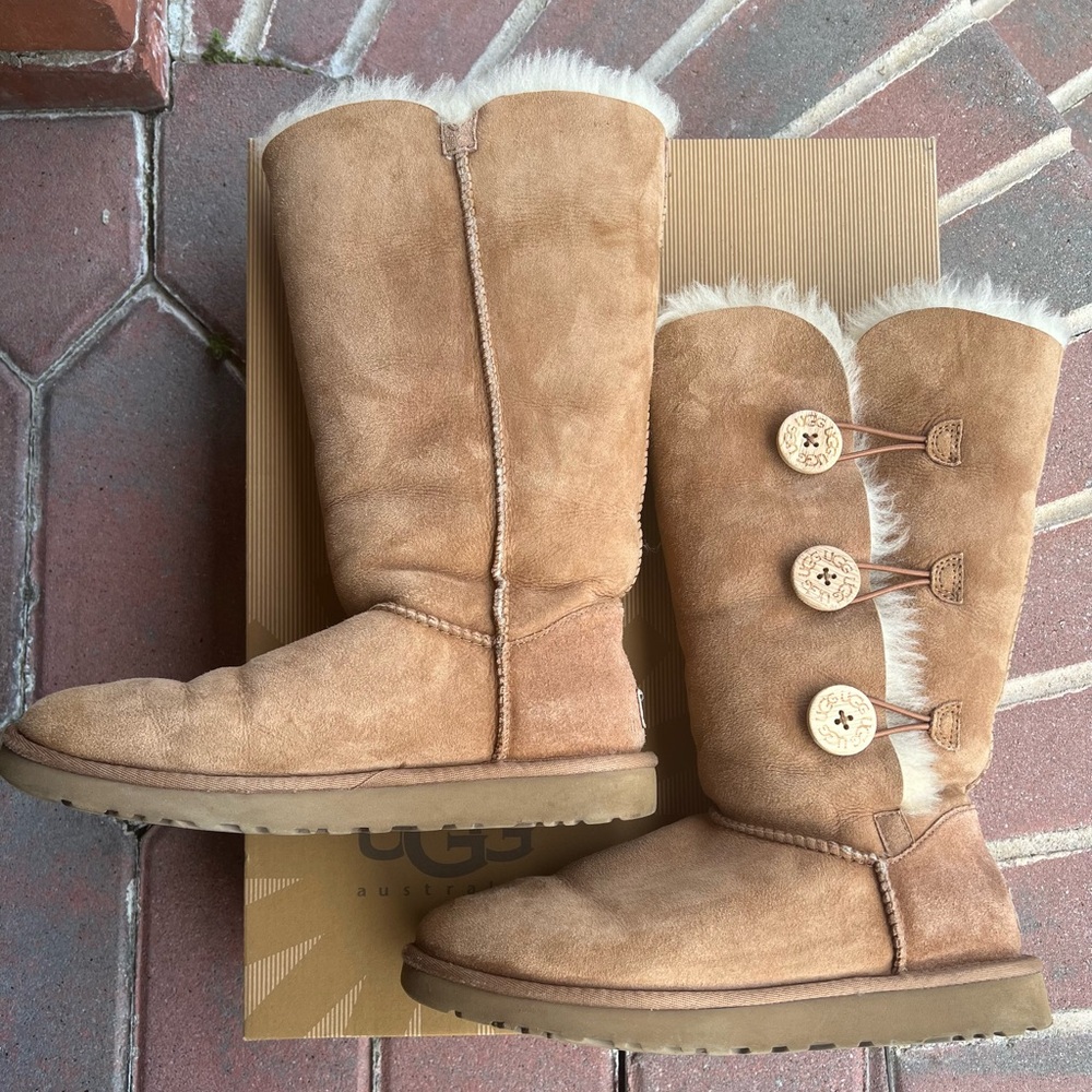 Euc Ugg Bailey 3 Button Boot, Size 8 - image 4